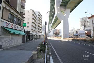 敷地西側の前面道路