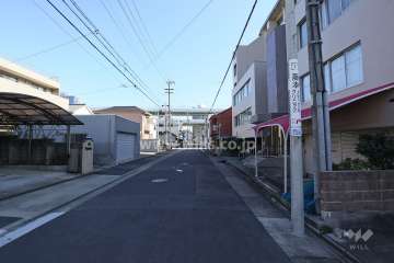 敷地北側の前面道路。敷地東側、約125ｍ
には『名古屋高速1号楠線』が通っています。