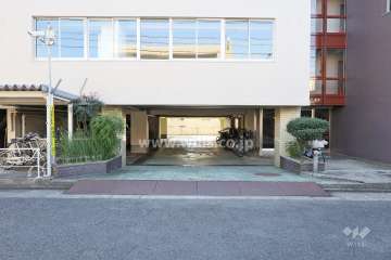 駐車場出入り口