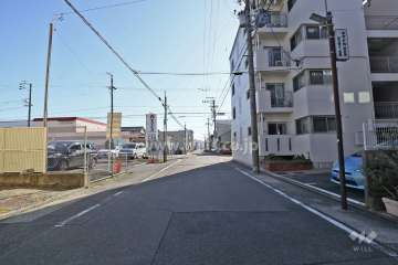 敷地東側の前面道路（北側から)