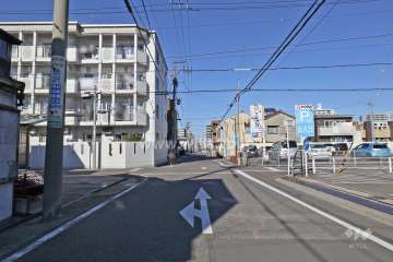 敷地東側の前面道路（南側から)