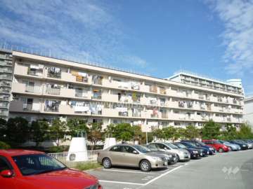 公社千里山田A団地A-7棟の外観（南西側から）