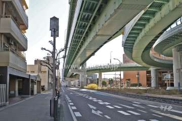 敷地西側の前面道路（北側から）