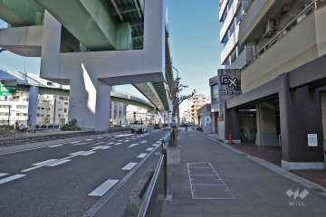 敷地西側の前面道路（南側から）