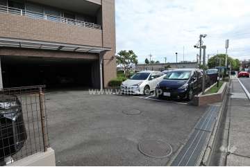 駐車場出入り口・敷地内駐車場（屋外平面式）