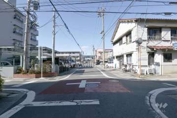 敷地北側の前面道路（東側から）