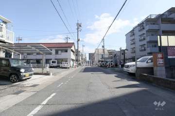 敷地北側の前面道路（西側から）