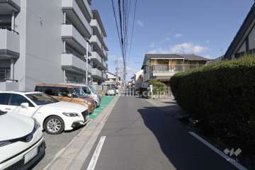 敷地東側の前面道路（南側から）
