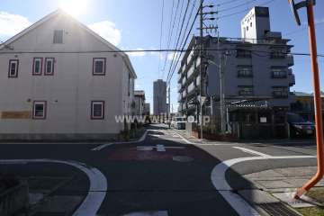 敷地東側の前面道路（北側から）