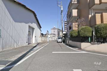 敷地西側の前面道路（南側から)