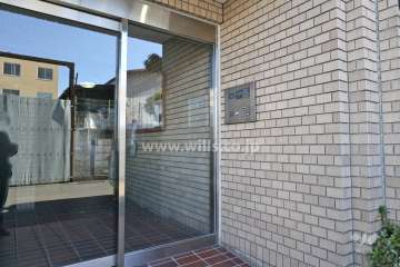 エントランスはオートロック付きです。