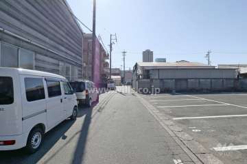 敷地西側の前面道路（北側から)