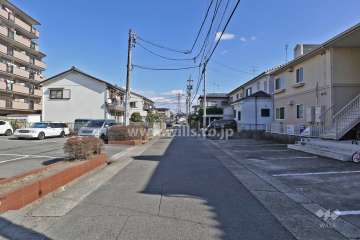 敷地南側の前面道路（西側から）