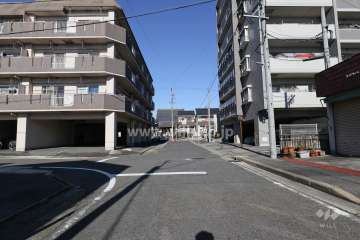 敷地西側の前面道路