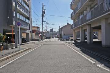 敷地西側の前面道路