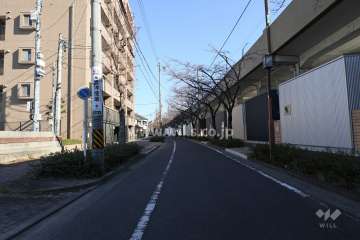 敷地南東側には『名鉄瀬戸線』の線路が通っています。
