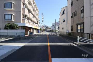 敷地南側の前面道路