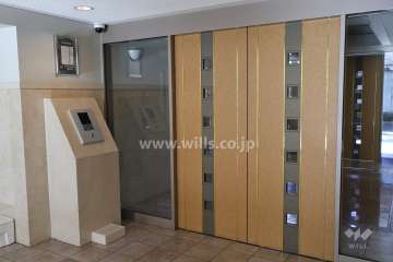 エントランスはオートロック付きです。