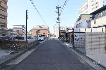 敷地北側の前面道路
