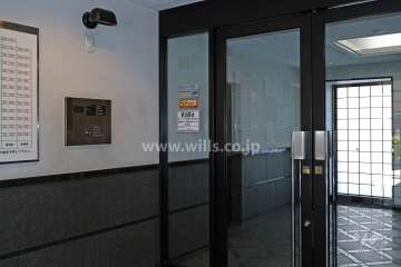 エントランスはオートロック付きです。