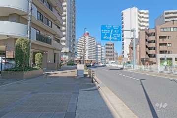 敷地北東側の前面道路（南東側から)