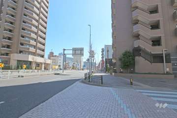 敷地北東側の前面道路（北西側から）