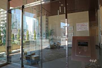 エントランスはオートロック付きです。