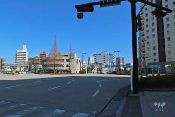 敷地北西側の前面道路（南西側から）