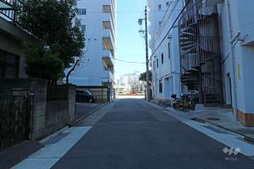 敷地北西側の前面道路（南西側から)