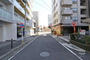敷地北東側の前面道路（北西側から)