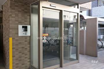 エントランスはオートロック付きです。