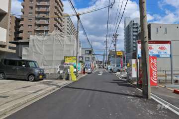 敷地南側の前面道路（西側から）