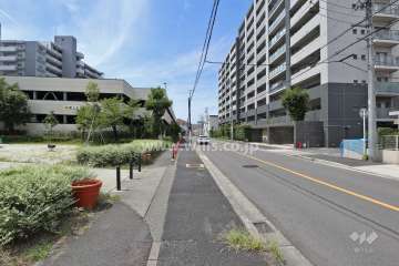 敷地南側の前面道路（東側から）