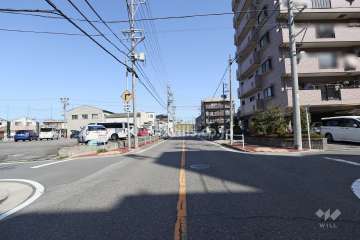 敷地西側の前面道路