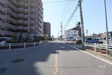 敷地西側の前面道路
