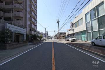 敷地西側の前面道路