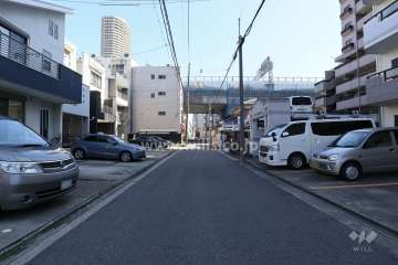 敷地北側の前面道路（西側から）