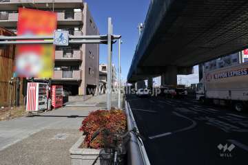 敷地東側の前面道路（南側から）