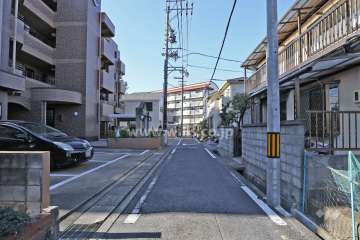 敷地北側の前面道路（東側から）
