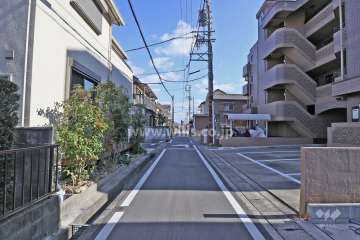 敷地北側の前面道路（西側から）