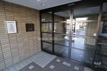 エントランスはオートロック付きです。