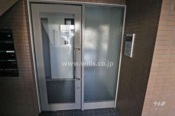 エントランスはオートロック付きです。