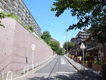 小高い丘の上にあり、敷地入り口には店舗棟があります。