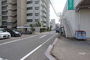 敷地西側の前面道路