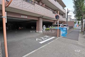 駐車場出入り口・敷地内駐車場（屋内平面式、屋外平面式）
