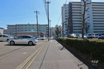敷地東側の前面道路（北側から）