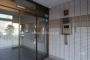 エントランスはオートロック付きです。