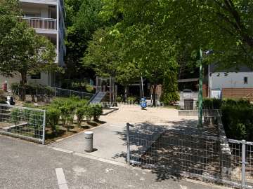 敷地に隣接する小さな公園
