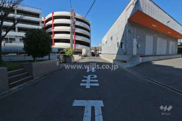 敷地東側の前面道路（南側から）