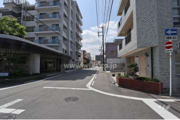 敷地西側の前面道路